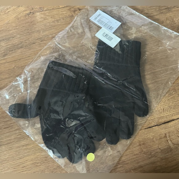 BURBERRY-AUTHENTIC (NWT) Unisex Black Cashmere Knit Gloves with Embroidery - Picture 4 of 15